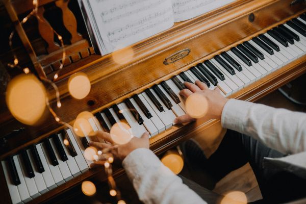 Débuter au piano : top astuces et techniques essentielles